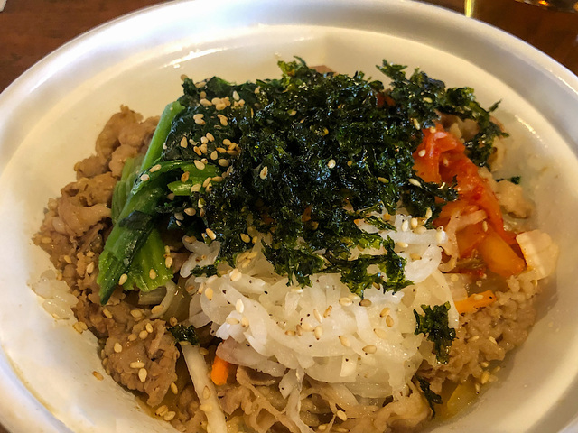 【すき家 おんたま黒ビビンバ牛丼】海苔の香りがふわっと広がって食欲が刺激されます