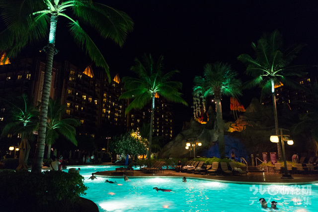 「ワイコロヘ・プール」の夜景|アウラニ・ディズニー・リゾート & スパ コオリナ・ハワイ