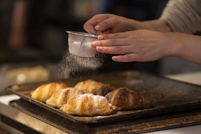 【サンマルクカフェ】「プレミアムチョコクロ 粉雪ホワイトスノーチョコレート」制作風景