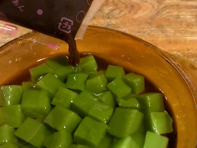 【カルディ つぶあん入り 宇治抹茶の寒天】続いてつぶあんを盛り付けます