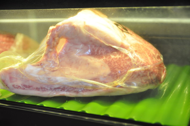 立ち食い焼肉を体験!／治郎丸　カウンターに並ぶ肉