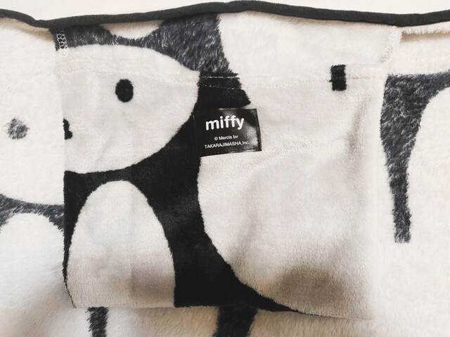 本体の裏側には、収納袋つき