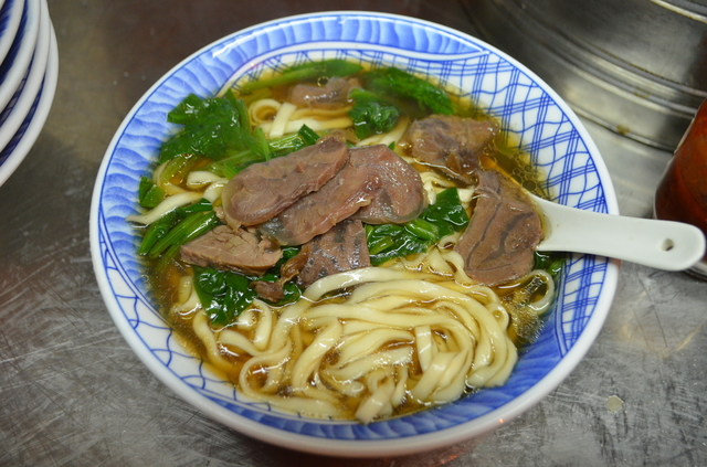 肉も麺もたっぷりの『汕頭原汁牛肉麺』。これで70元は破格