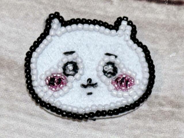 工程8：お顔のパーツの周りもバックステッチで刺します。なんだかレッサーパンダのような雰囲気？！