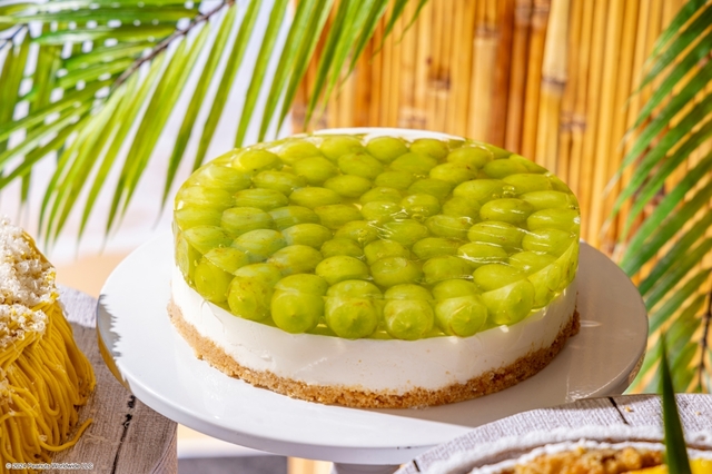 「ぶどうゼリーケーキ」<大人5,600円>【夏のスイーツビュッフェ「Snoopy Summer Beach Time」】