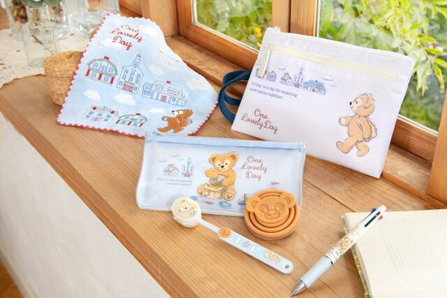 おでかけの準備をしたり、おさんぽしているダッフィーがデザインされたグッズ｜販売店舗：東京ディズニーシー「マクダックス・デパートメントストア」｜発売日：2025年6月3日（火）