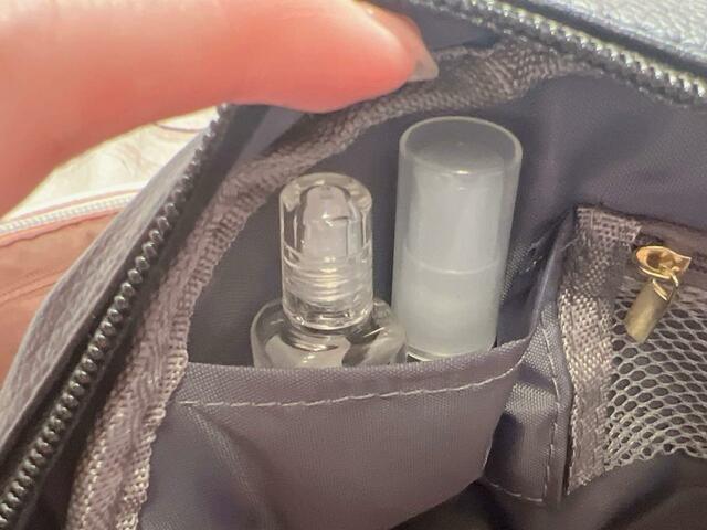 フロント上段のミニポケットには、マウススプレーと目薬など細々したものを入れるのがおすすめ