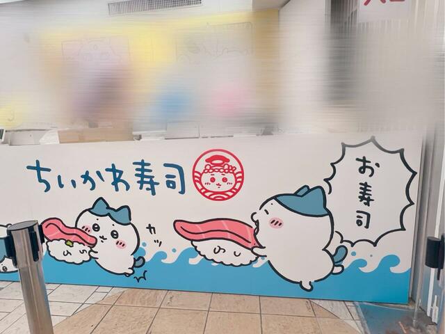 レジ台下も見逃せません!お寿司に喜ぶハチワレですが…
