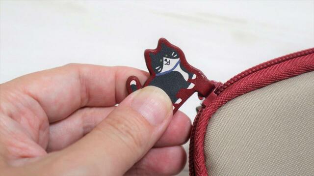 【リヒトラブ にゃんシーン ショルダーポーチ】ファスナーにこの角度で付いているのは珍しい