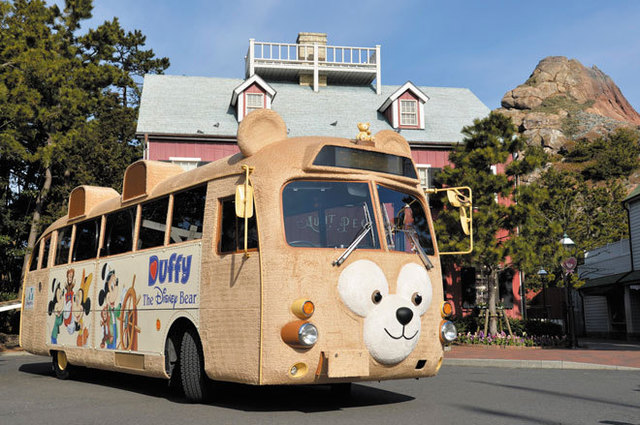 ふわっふわ「ダッフィーバス」に触りたい! ※バスは走行しません ©Disney