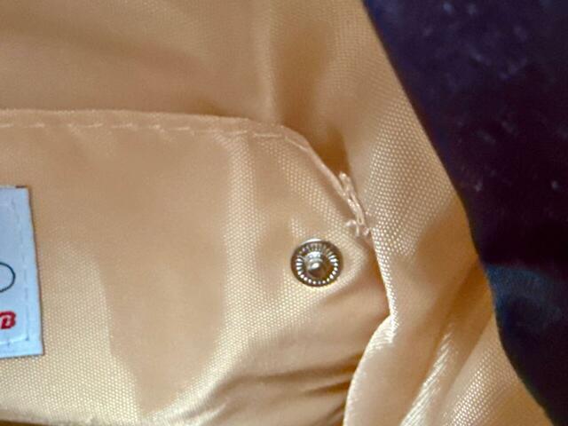 6つ目のポケットにスナップボタン付き。ここにポーチをつけることができます