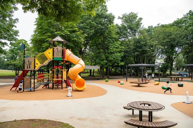 【府中の森公園】子どもが大喜びの、「もり公園にじいろ広場」（遊具広場）