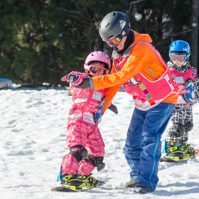 平面で、とりあえず滑ってみる｜ママミキーキッズスノースクール