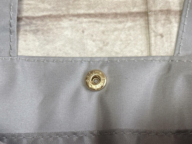 バッグの口にはスナップボタン付きなのもうれしいポイント