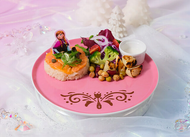 ＜アナ＞サーモンピラフプレート 2,090円｜『アナと雪の女王』OH MY CAFE