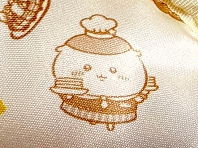 両手にお皿を乗せたくりまんじゅう。つぶらな瞳がキュート！