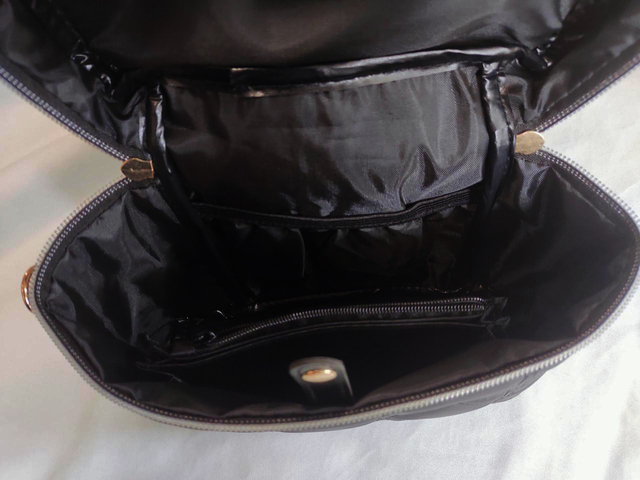 バッグの中身が見やすくて便利な仕様となっています