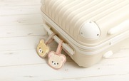 【すみっコぐらし＆リラックマ トラベルグッズ】ラゲッジタグ　1,320円／リラックマとコリラックマがぴょこっと覗いてかわいい