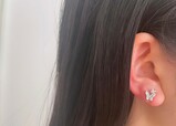 【3COINS　ミニバタフライキュービック樹脂イヤリング】さりげなく綺麗めな印象に