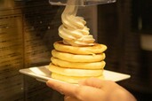 「ソフトクリームをトッピング」<期間:2025年1月20日〜1月31日>【【時間無制限】たった490円で“焼きたてセルフパンケーキ”が食べ放題!バグース池袋店でお得キャンペーン開催中】