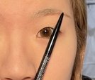 【セザンヌ 超細芯アイブロウ】ペンシルを使って眉山の位置を決めましょう