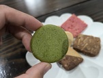 【六花亭の〇△□ 88個入】濃厚な抹茶ホワイトチョコがサンドされた「抹茶ラングドシャ」。香り良く、ホワイトチョコの甘さとのバランスがいい一品です。