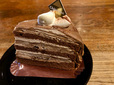 【シャトレーゼ　クレープ・オ・ショコラ】トップにちょこんと載ったホイップクリームの色合いが可愛いくて美味しそう