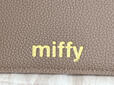 「miffy」ロゴはゴールドで箔押しされています