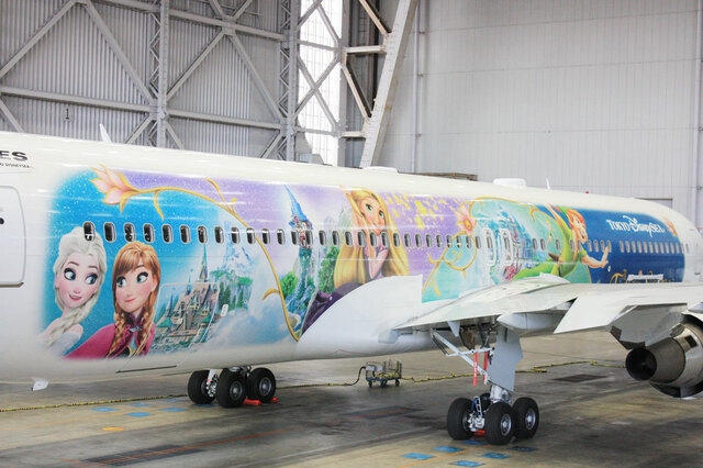 それぞれのエリアのイメージがカラフルに表現されています【JAL Fantastic Journey Express】