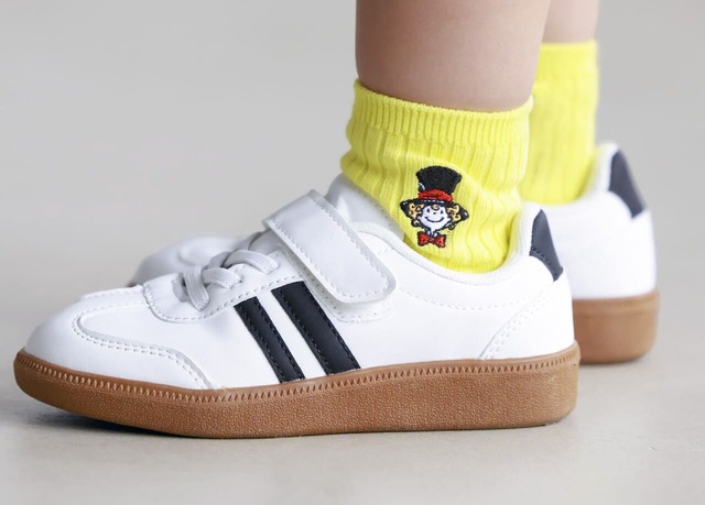 【えんとつ町のプペル×タビオ】主人公・ルビッチの愛らしい刺繍がちらりと覗くデザイン