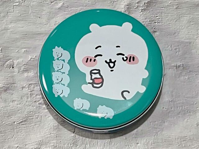 【ちいかわ　プチキャン3】ハチワレがむちゃうま牛乳のおまけの消しゴムを並べたのを見て笑っているちいかわです♪