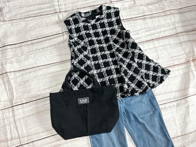 【カルディ コーヒーの日バッグ】デニムを合わせたカジュアルコーデに持ってもかわいいです♪