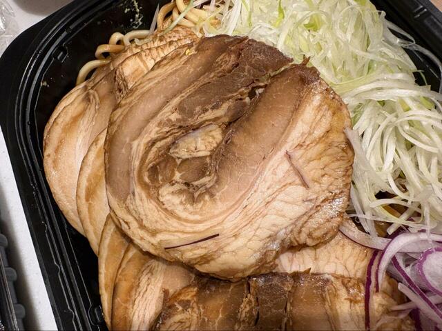 【コストコ チャーシュー油そば】チャーシューの大きさ！直径約10cm！柔らかくて美味しい◎