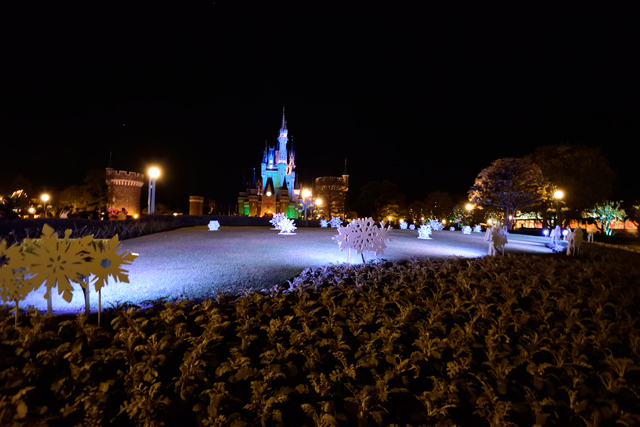 こちらのライトアップは徐々に色が変わっていきます ©Disney