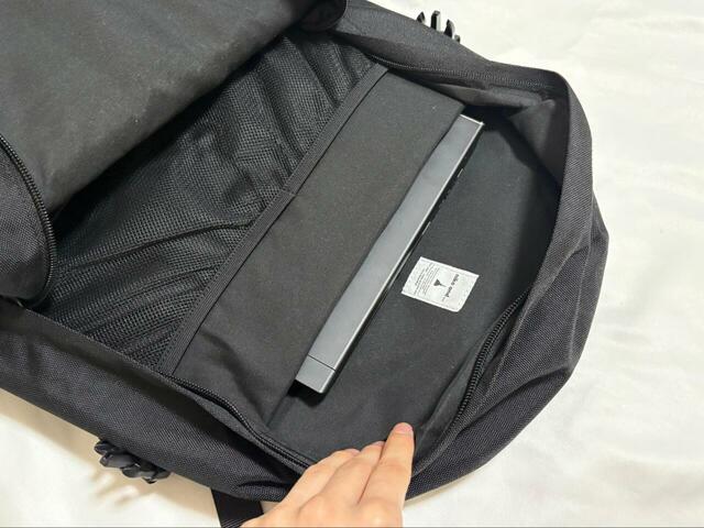 【niko and... 撥水メニーポケットデイパック】クッション付きPCスリーブも搭載。12.5インチのノートPCがすっぽり収まりました