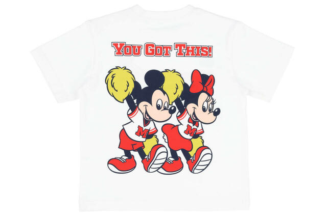 ベビーTシャツ 2,800円|東京ディズニーリゾート「ポンポンを持ったミッキーたちが元気に盛り上げてくれるグッズ」|販売店舗:東京ディズニーランド「グランドエンポーリアム」、東京ディズニーシー「エンポーリオ」|発売日:2025年4月24日(木)