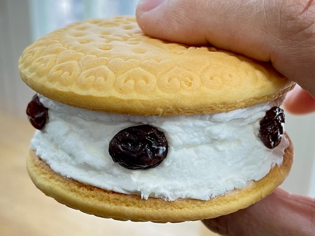 【銀座ベーカリー】「カステラビスケットサンド」のラムレーズン