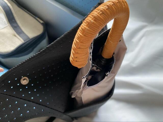 サイドポケットには折りたたみ傘や飲み物を【BARNYARDSTORM 超軽量トートバッグ】