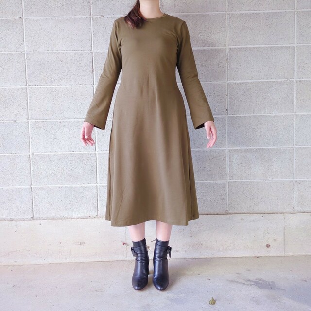 【UNIQLO コットンブレンドフレアワンピース（長袖）】ラインがきれいなのでワンピース1枚でも