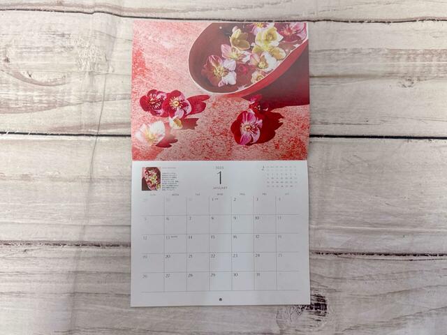 幸せをはこぶ花々やカラーを占い師・真木あかりさんが監修、花屋ウヴルの田口一征さんがアレンジ、という豪華コラボが実現したカレンダー！