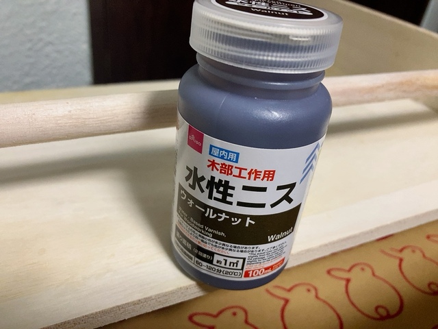 【ダイソー 木材DIYセット】ダイソーのニスには様々な色味があります