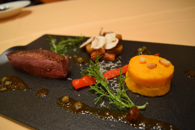 鴨胸肉の低温調理 バターナッツスクアッシュのロースト添え レーズンとケイパーのソース