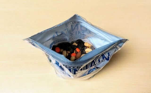 【コストコ フーディーズ マウンテン トレイルミックス 680g 1398円】袋の上部にジッパーが付いており、保存しやすい