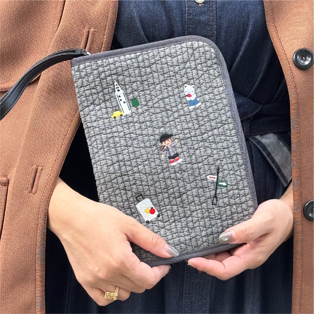 【familiar×ピオヌンナル第三弾／cocoru】ファスナー付きマルチケース。サイズは約縦24.5×横17cmです