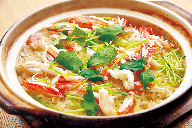 日本料理 仲志満（大森） かにの炊き込みご飯（コース料理内） 注文を受けてから土鍋でじっくりと炊き上げる。繊細な旨みが凝縮しただしが絶品。