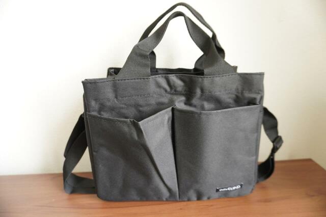 スクエア型のショルダーバッグ