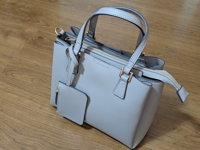 【ハニーズ 軽量両あおりハンドバッグ】本体サイズは縦20.5×横(上部)25×マチ12cm。使いやすいサイズ感ながら収納力も十分です◎