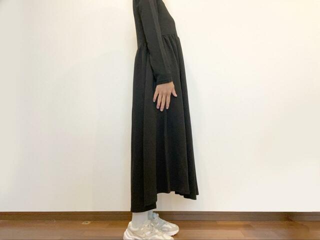 【coca エンボス加工 Aラインワンピース 】身長167cmの筆者が着るとこれくらいの丈感・袖感です