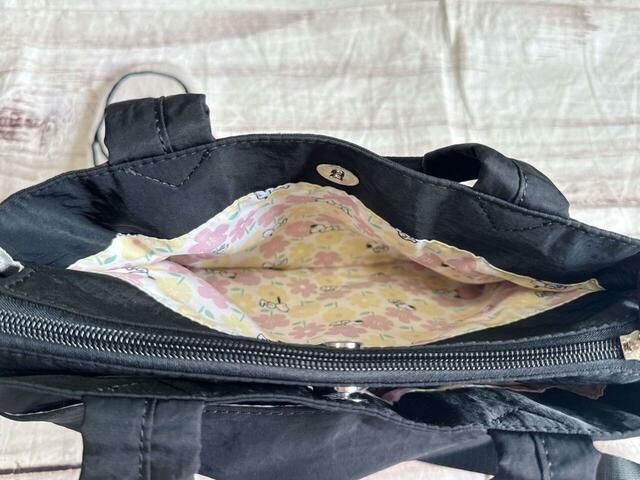 前面側の収納スペースはマグネットスナップボタン付き