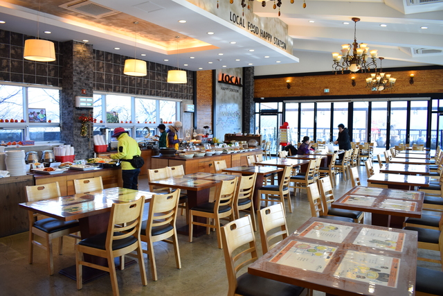 採光がよく広々とした『ハッピー・ステーション母岳店』のホール